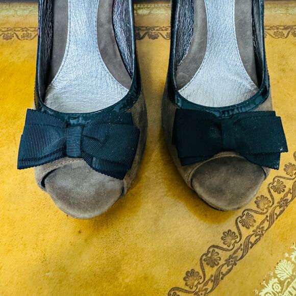 Sofft Rembrandt Taupe Gray Suede Patent Leather Peep Toe Bow Heels Pumps 10 NEW - Picture 6 of 12